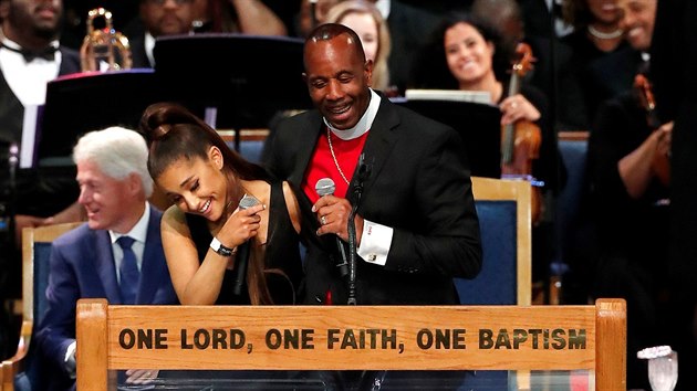 Zpvaka Ariana Grande a biskup Charles H. Ellis na pohbu Arethy Franklinov (Detroit, 31. srpna 2018)