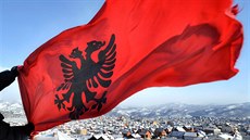Albánská vlajka nad Kosovskou Mitrovicí, která dodnes zstává etnicky...