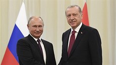 Ruský prezident Vladimir Putin a jeho turecký protjek Recep Tayyip Erdogan na...