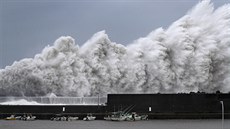 Japonsko zasáhl silný tajfun, zrueny byly stovky let, nejezdí rychlovlaky...