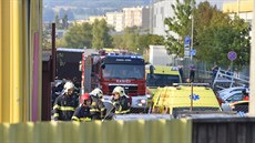 Na výrobní halu v Plzni se z�ítil malý vrtulník, zem�eli �ty�i lidé (5.9.2018)