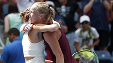 Markéta Vondrouová (vlevo) píjmá gratulaci k postupu do osmifinále US Open od...
