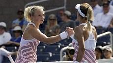 Kateina Siniaková (vlevo) gratuluje k postupu do osmifinále US Open Ukrajince...