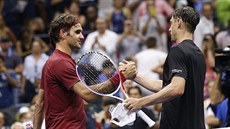 Roger Federer (vlevo) gratuluje Johnu Millmanovi k ivotnímu postupu do...