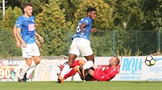 Fotbalisté Táborska (v modrém) nesta�ili v druholigovém utkání na Chrudim.
