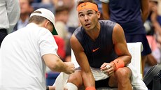Během semifinálového střetnutí si nechal Rafael Nadal převázat koleno.