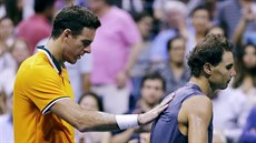 Rafael Nadal (vpravo) musel kvli silným bolestem vzdát semifinále US Open.
