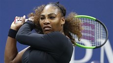 Američanka Serena Williamsová hraje bekhend ve finále US Open.