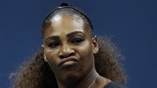 Američanka Serena Williamsová úšklebkem reaguje na pokažený úder ve finále US...