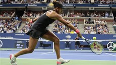 Japonka Naomi Ósakaová dobíhá k míi ve finále US Open.