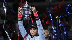 Japonka Naomi Ósakaová s rozpačitým výrazem pózuje s trofejí pro šampionku US...