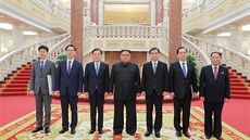 Jihokorejská delegace pózuje na snímku se severokorejským vdcem Kim ong-unem...