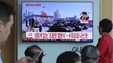 Jihokorejci sledují záběry z vojenské přehlídky KLDR, na které chyběly...