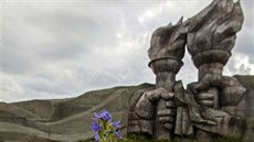 Obí památník se nachází v horách centrálního Bulharska.