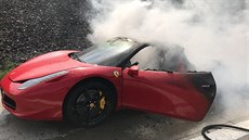 Na Praském okruhu vzplálo ferrari. (4. záí 2018)