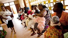 Nigerijské maminky �ekají na o�kování svých d�tí.