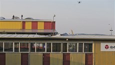 Tragický pád malého vrtulníku do prázdné haly v průmyslové zóně plzeňských...