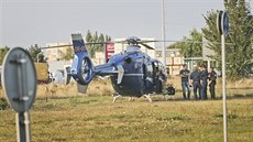 Policejní vrtulník na místě tragického pádu malého vrtulníku do prázdné haly v...