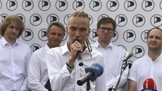 Předseda Pirátů Ivan Bartoš vystoupil 4. září 2018 v Praze spolu s volebními...