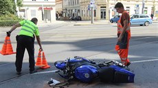 Dívka p�echázela v centru Plzn� na �ervenou, srazil ji motorká�