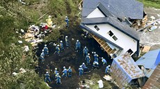 Záchranái pi pátrání po peivích rozsáhlého sesuvu pdy na ostrov Hokkaidó...