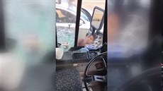 Rozlícená ena rozbila okno a zrcátko autobusu