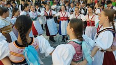 Slavnostní krojovaný prvod soubor Karlovarského folklorního festivalu proel...