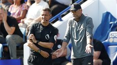Trenér Liverpoolu Jürgen Klopp debatuje s rozhod�ím.