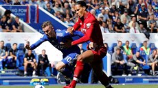 James Maddison z Leicesteru bojuje o mí s Virgilem Van Dijkem z Liverpoolu.