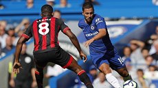 Fotbalista Eden Hazard z Chelsea kličkuje s míčem před Jeffersonem Lermou z...