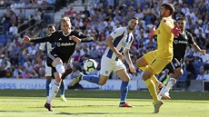 Andre Schurrle z Fulhamu skóruje do sít Brightonu.