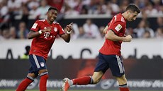 Robert Lewandowski (vpravo) z Bayernu slaví gólm dobíhá ho David Alaba