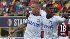 Radja Nainggolan (vlevo) z Interu Milán oslavuje gól spolu s Keitou Baldem