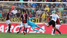 Radja Nainggolan (v bílém) z Interu Milán stílí gól do sít Boloe.