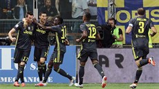 Mario Manduki slaví s týmem a Cristianem Ronaldem gól Juventusu