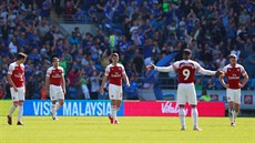 CO SE DJE? Ptá se arsenalský Lacazette svých spoluhrá.