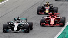 Lewis Hamilton na chvíli na první míst Velké ceny Itálie stíhán Kimi...