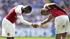 Pierre-Emerick Aubameyang (vpravo) z Arsenalu si podává ruku s Alexandrem...