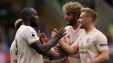 Romelu Lukaku vlevo si podává ruku s Lukem Shawem z Manchesteru United.