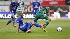 Olomoucký Michal Vepek (v popedí v modrém) na zemi ped hráem Bohemians.