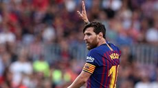 Lionel Messi zdraví fanouky Barcelony.