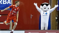Patrik Dóža slaví poblíž maskota vítěznou branku Česka v přípravném zápase...