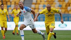 Slovenský Adam Nemec stíhá ukrajinského Yaroslava Rakitskye v Lize národ�.