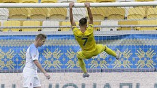 Ukrajinský stelec Andrij Jarmolenko oslavuje gól po penalt proti Slovensku.