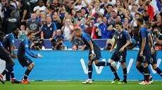 Francouz Kylian Mbappe oslavuje gól.