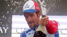 Thibault Pinot oslavuje vítzství z 15. etapy Vuelty