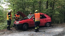 Hasii vyproovali auto z lesa u Berouna. (7.9.2018)