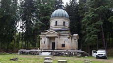 Po letech chátrání zaala oprava jedineného mauzolea v Sobotín na umpersku....