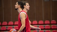 Tomá Satoranský (vlevo) a Jan Veselý na tréninku eské basketbalové...