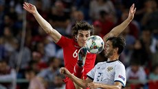Caglar Söyuncü (vlevo) z Turecka bojuje s ruským fotbalistou Alexandrem...